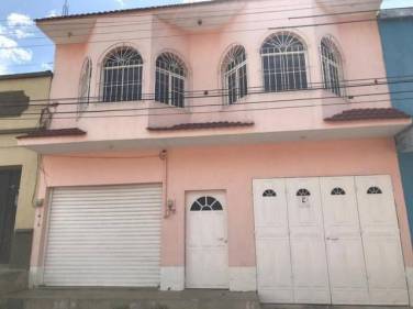 Amplia Casa de esquina en Venta en Chiquimula - Image 1