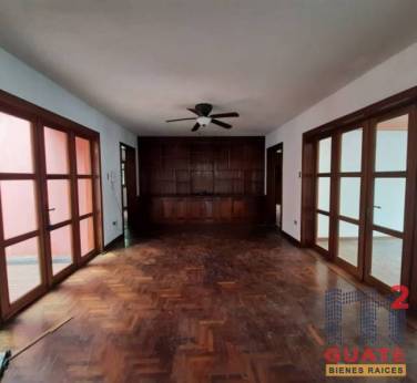 Casa de 302 m2 de construcción, en Renta Zona 15