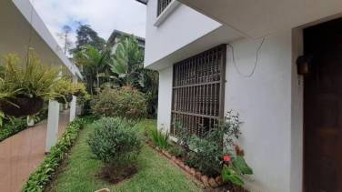 Casa en Venta Zona 10 Guatemala, adentro de condominio
