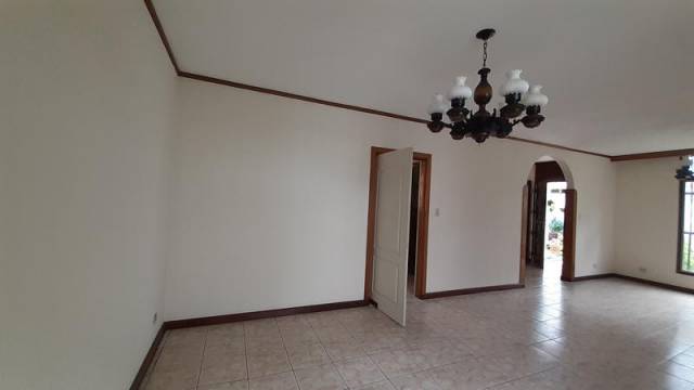 Casa en Venta Zona 10 Guatemala, adentro de condominio - Image 2