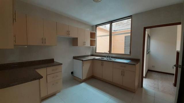 Casa en Venta Zona 10 Guatemala, adentro de condominio - Image 4