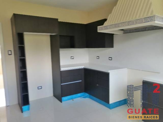 Casa de 400 m2 de construcción, en Renta, Zona 10 - Miniatura 8