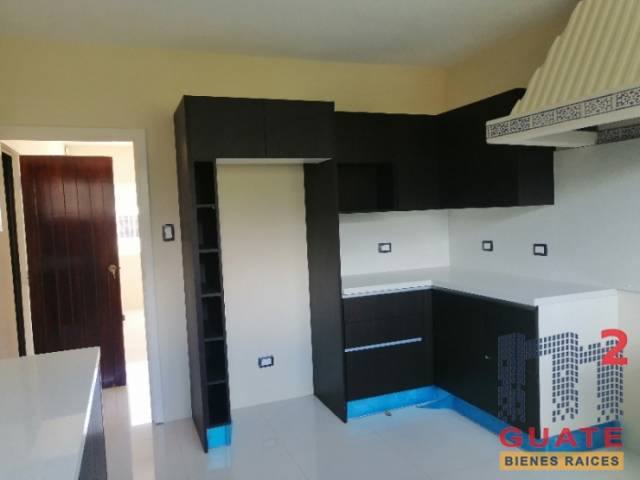 Casa de 400 m2 de construcción, en Renta, Zona 10 - Miniatura 9