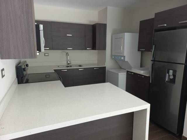 Alquilo Apartamento Penthouse con Terraza, Zona 10 - Image 2