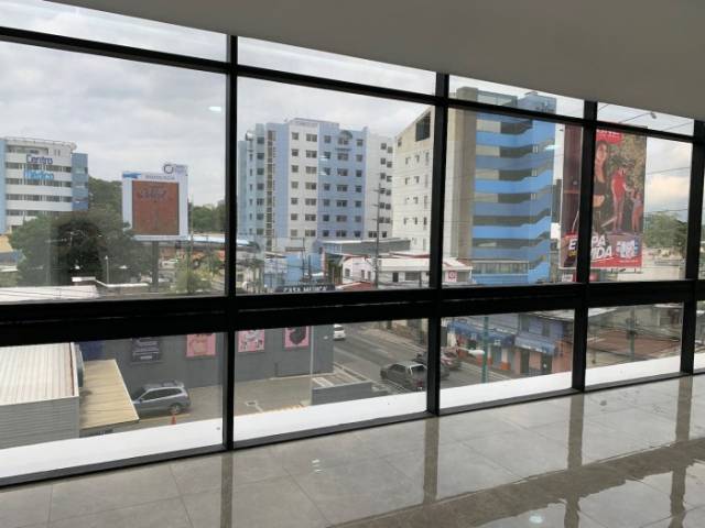Alquilo clínica en edificio de zona 10 - Miniatura 9