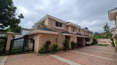 CASA EN VENTA EN ZONA 14 - Image 1