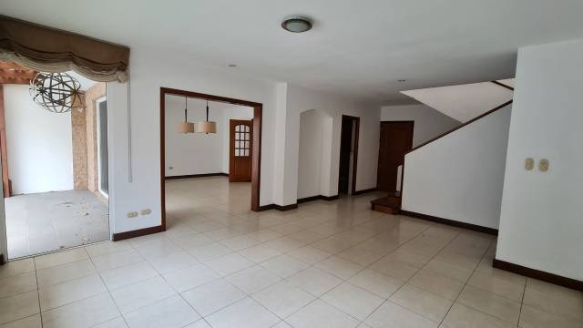 CASA EN VENTA EN ZONA 14 - Image 2