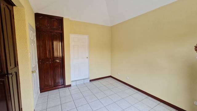 Venta en Casa en zona 2 Altos de San Angel - Image 5