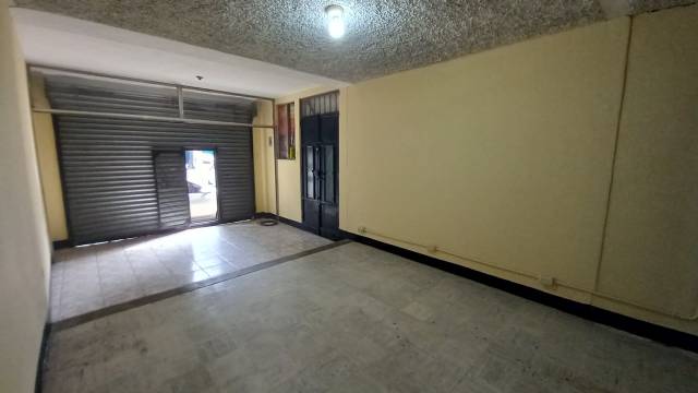 Local en renta en Calzada San Juan - Image 3