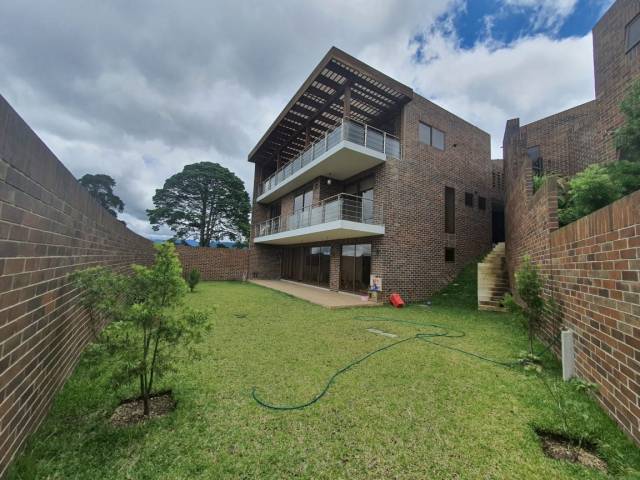 (+1) Casa Siena San Isidro, Zona 16 - Image 1