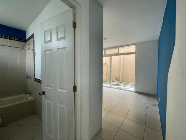 CityMax Antigua vende casa con financiamiento en Santiago Sacatepéquez - Image 2