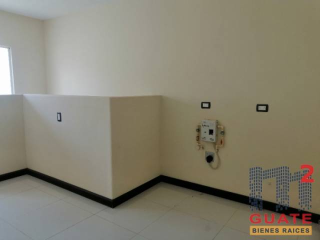 Casa de 400 m2 de construcción, en Renta, Zona 10 - Miniatura 9