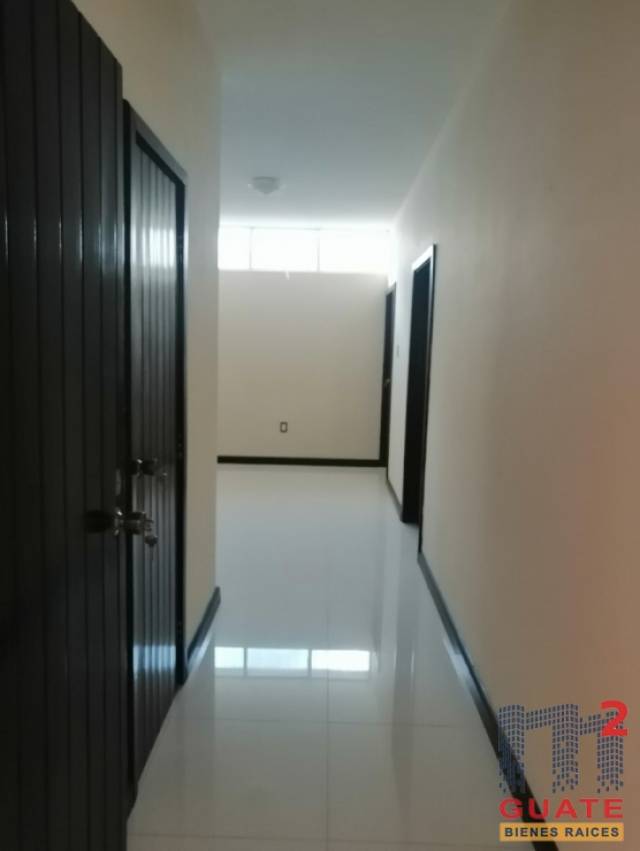 Casa de 400 m2 de construcción, en Renta, Zona 10 - Miniatura 13