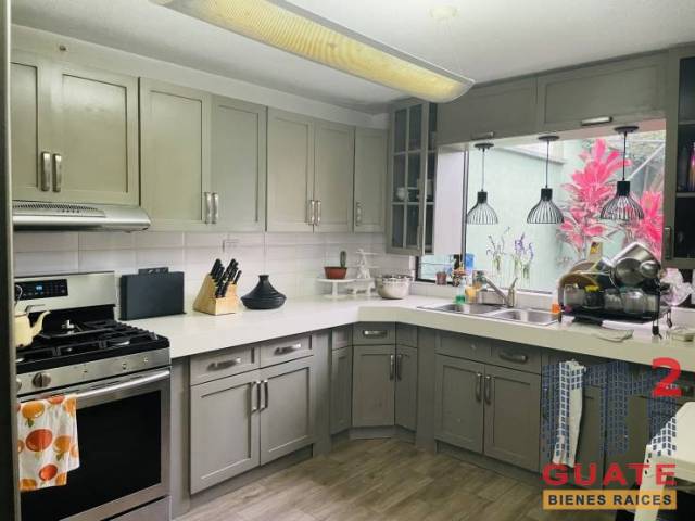 Casa de 435 m2 de construcción, en Venta Zona 15 - Image 2