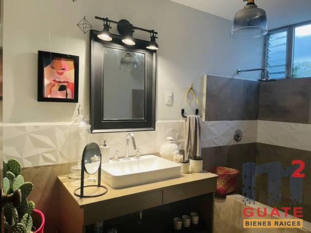 Casa de 435 m2 de construcción, en Venta Zona 15 - Image 4