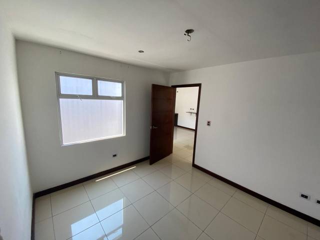 (+1) Casa Condominio Fresnos II, Zona 8, Mixco - Image 3