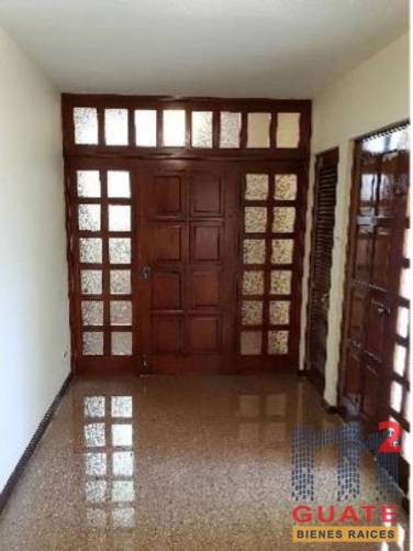 Casa de 500 m2 de construcción, en Renta, Zona 14