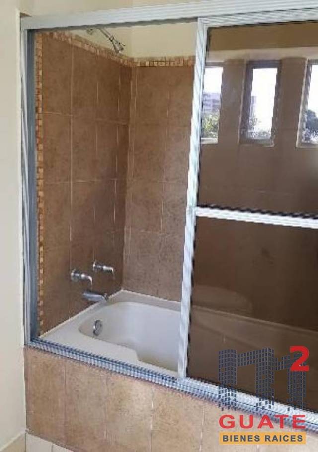 Casa de 500 m2 de construcción, en Renta, Zona 14 - Miniatura 11
