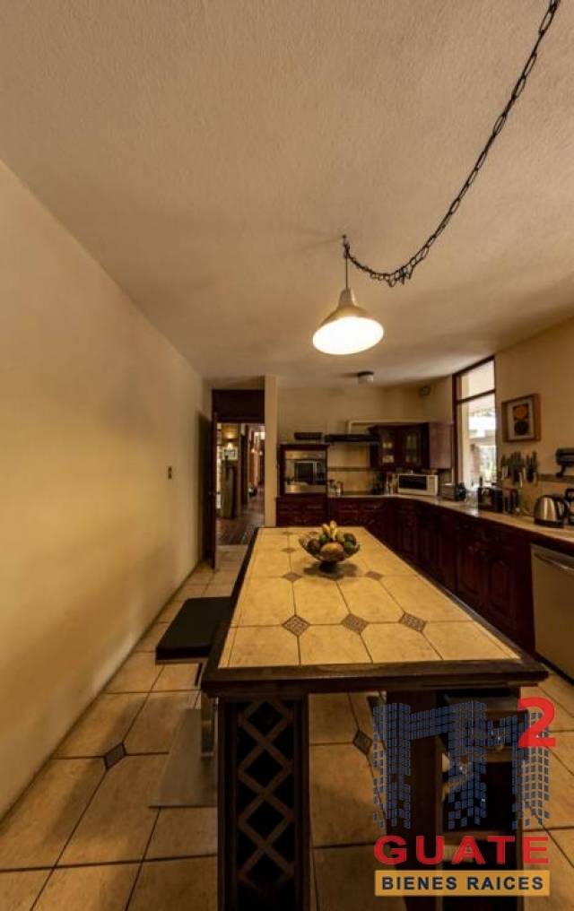 Casa de 684 m2 de construcción, en Renta, Zona 14 - Image 3