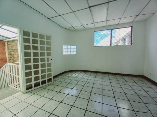 Local Comercial Sobre Calzada Aguilar Batres z.12 - Image 3