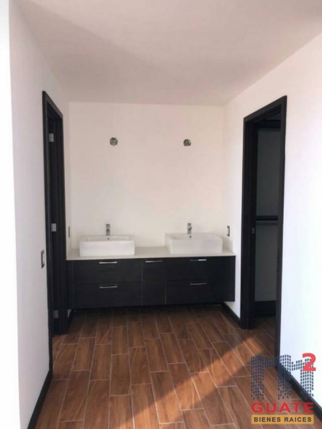 Apartamento de 115 m2 de construcción en Venta, Zona 15 - Image 4