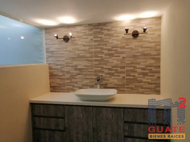Casa de 400 m2 de construcción, en Renta, Zona 10 - Miniatura 13