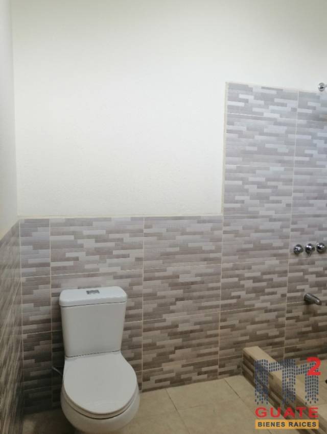 Casa de 400 m2 de construcción, en Renta, Zona 10 - Miniatura 14