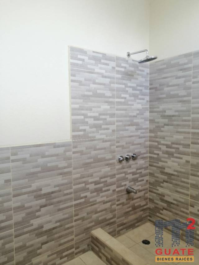 Casa de 400 m2 de construcción, en Renta, Zona 10 - Miniatura 15