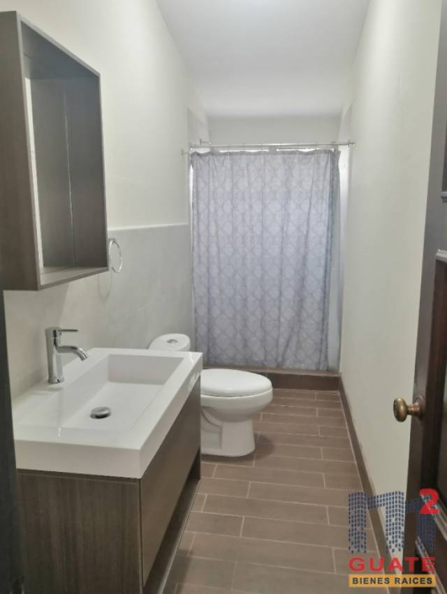 Casa de 385 m2 de construcción, en Renta, Zona 10 - Miniatura 9