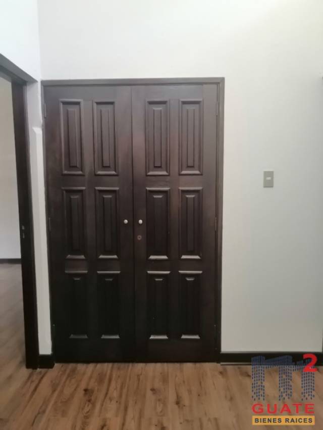 Casa de 385 m2 de construcción, en Renta, Zona 10 - Miniatura 11