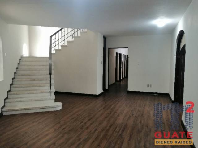 Casa de 385 m2 de construcción, en Venta, Zona 10 - Image 2