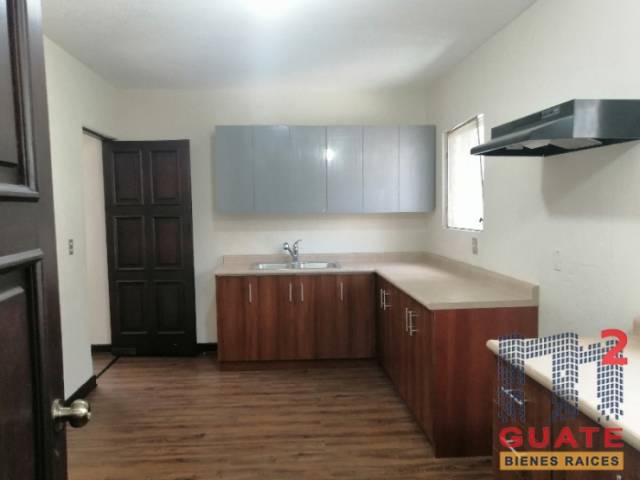 Casa de 385 m2 de construcción, en Venta, Zona 10 - Image 5