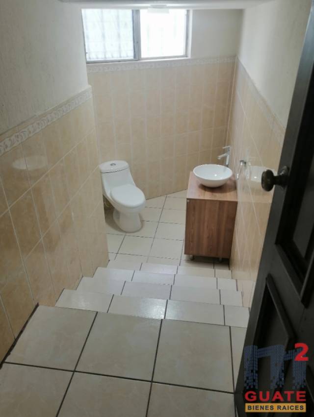 Casa de 385 m2 de construcción, en Venta, Zona 10 - Miniatura 7