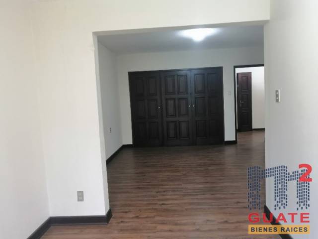 Casa de 385 m2 de construcción, en Venta, Zona 10 - Miniatura 12