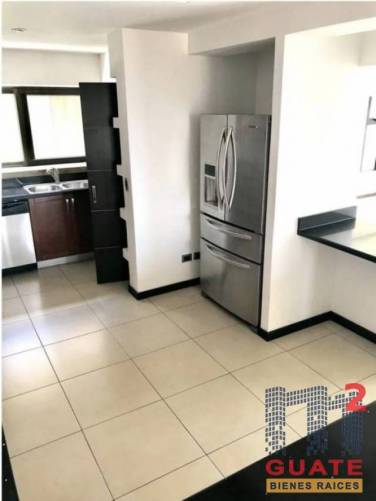 Casa de 350 m2 de construcción en Renta, Zona 13