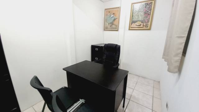 Oficina Individual en Renta en Calzada Roosevelt - Image 1