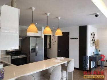 Apartamento de 221.7 m2 de construcción en Venta, Zona 15 - Image 1