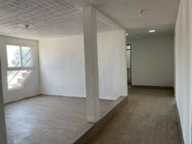 Rento amplia oficina con dos ambientes - Image 3