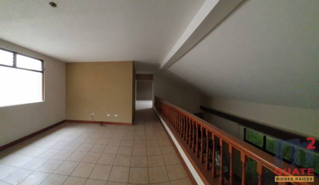 Casa de 577.53 m2 de construcción, en Venta Zona 15 - Miniatura 3