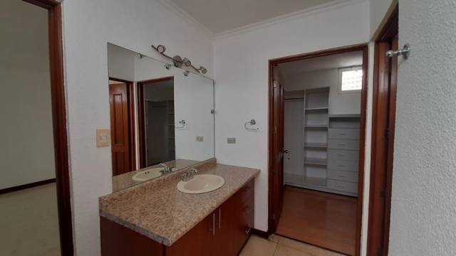 Apartamento en Renta en Zona 10 Jardín de Oakland - Image 3