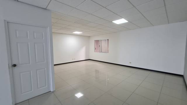 Alquilo Ofibodega en Zona 18 La Modena - Miniatura 3