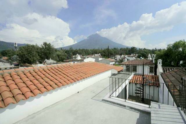 VENDO PRECIOSA CASA COLONIAL DE ESQUINA EN LA SERENISIMA ANTIGUA GUATEMALA - Miniatura 13