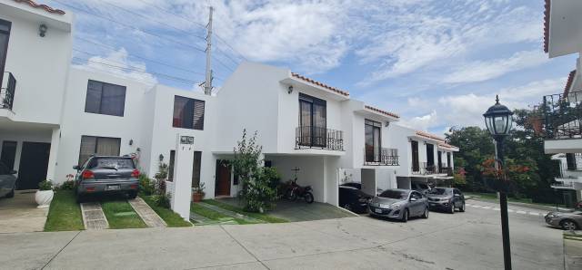 CASA EN VENTA EN SAN CRISTOBAL CERRO AZUL MIXCO - Image 1