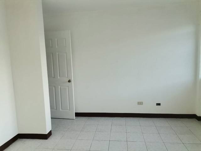 Se alquila apartamento en zona 5 - Miniatura 2