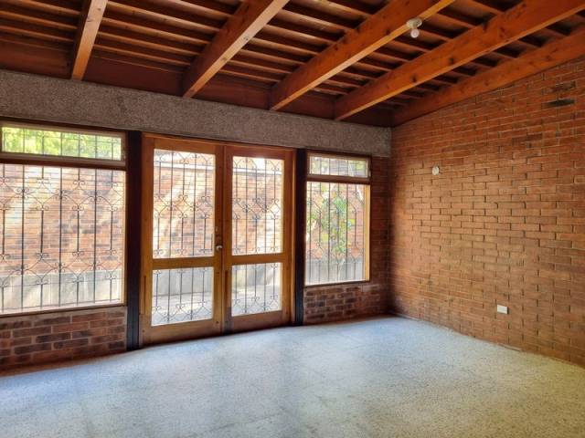 Propiedad para oficina, bodega o uso comercial - Image 3