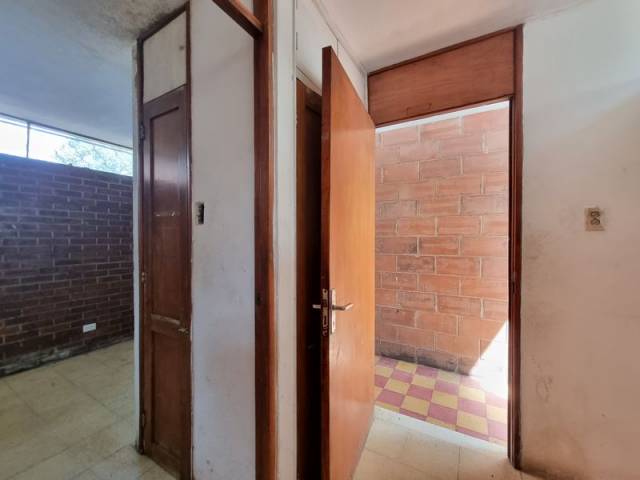 Propiedad para oficina, bodega o uso comercial - Image 4