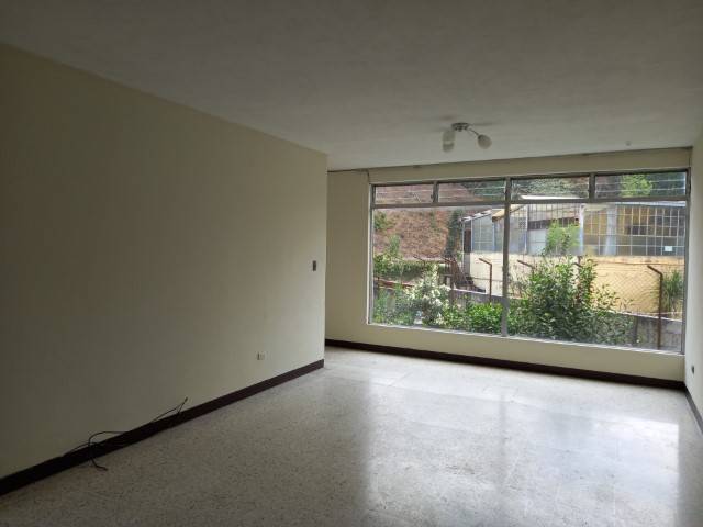 Apartamento en Renta Zona 10, segundo nivel con balcón - Miniatura 2