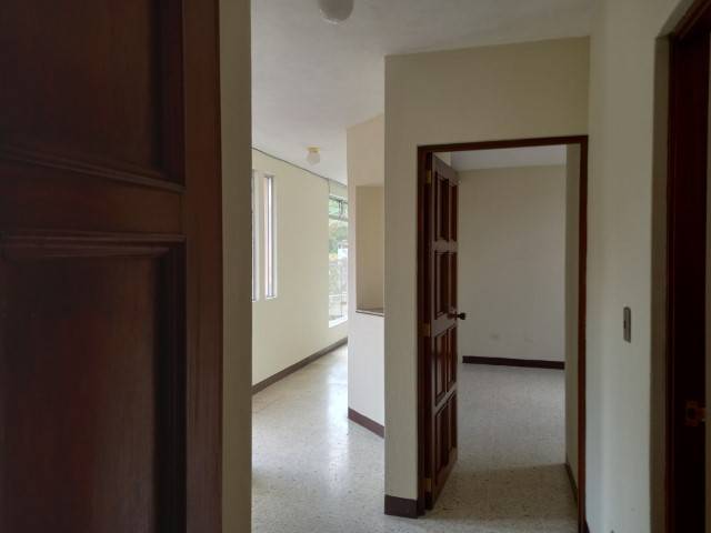 RENTO Apartamento en Zona 10, segundo nivel - Image 3
