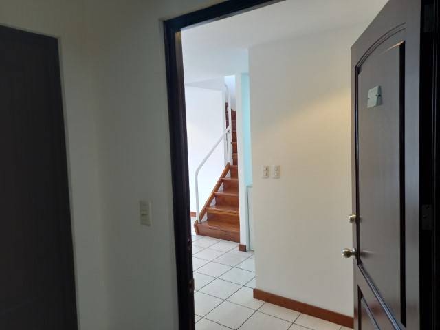 Loft amueblado en renta Santorini Europlaza Zona 14 - Image 3