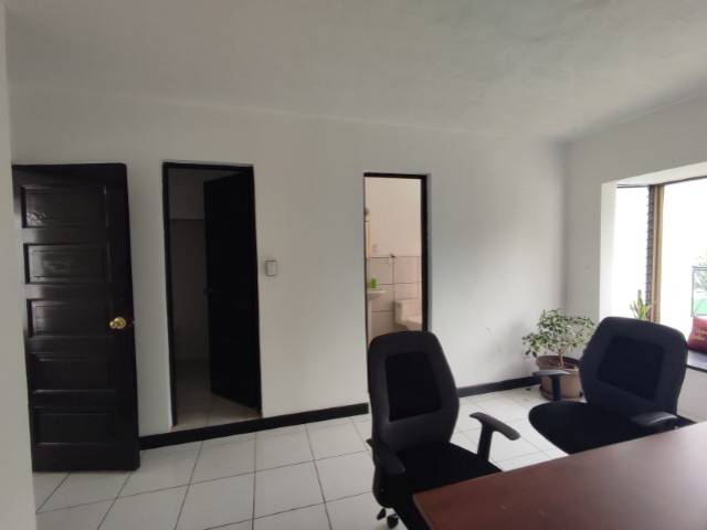 Oficina en Renta Zona 15 adentro de casa comercial - Image 2